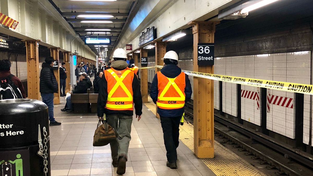 Řádění střelce v newyorském metru zastavila zaseklá zbraň, hrozí mu doživotí